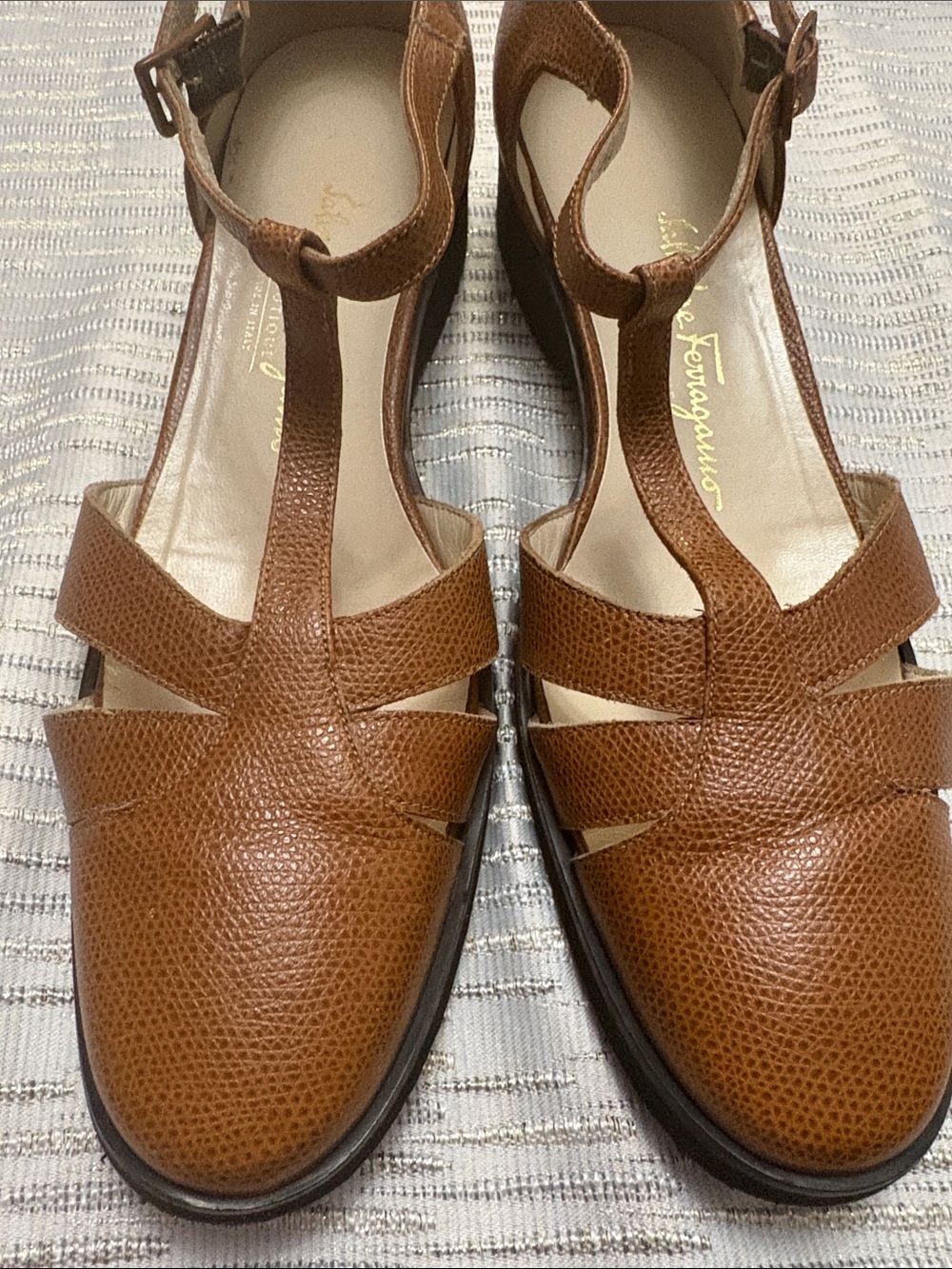 Salvatore Ferragamo Tan Brown Pebbled Leather T-Strap Flats Size 8A Narrow - Picture 4 of 10